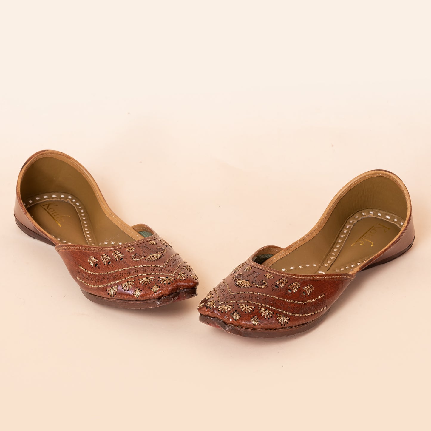 Tuck in Juttis - Tan