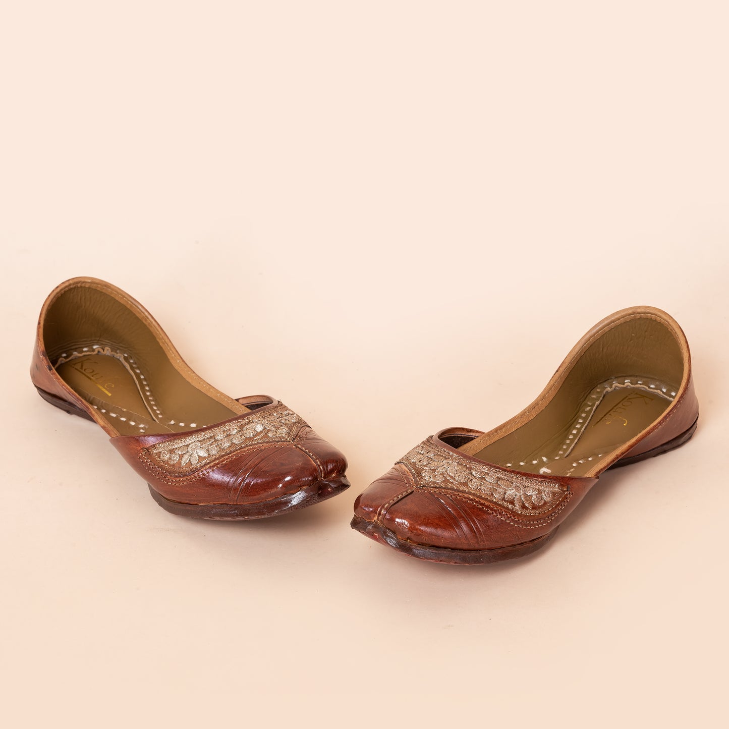 Tuck in Juttis - TAN